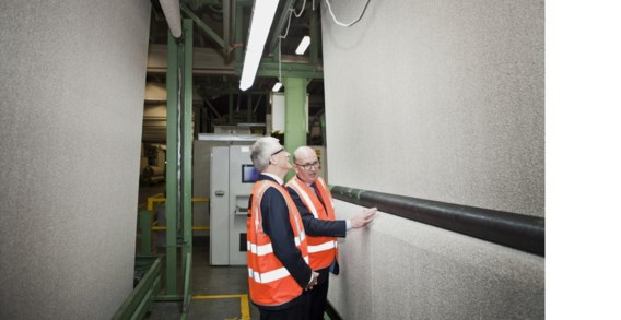 Minister-president Geert Bourgeois (l.) krijgt een rondleiding in de Balta-fabriek in Sint-Baafs-Vijve. 