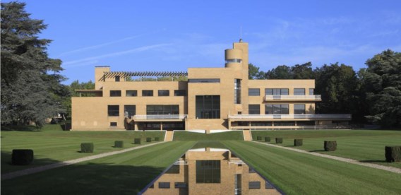 Zuidzijde van de Villa Cavrois, met een ‘miroir d’eau’ van zeventig meter lang.