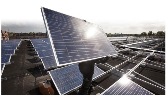 Wie een gemiddelde zonnepaneleninstallatie heeft, zal jaarlijks tussen de 265 en 352 euro aangerekend krijgen via zijn stroomfactuur – een beslissing die juridisch aangevochten wordt.