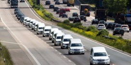 Stoet witte lijkwagens met slachtoffers Germanwings op Duitse snelweg