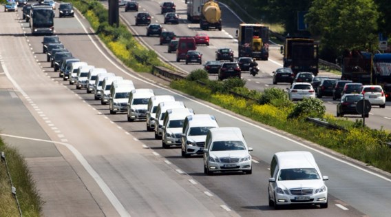 Stoet witte lijkwagens met slachtoffers Germanwings op Duitse snelweg