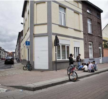 ‘Spelende donkere kinderen in de buurt? Dan check je of je auto op slot is.’
