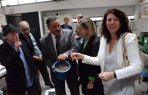 Brussels staatssecretaris voor Ontwikkelingssamenwerking Bianca Debaets (r.) toont goud dat gerecupereerd werd uit elektronica.