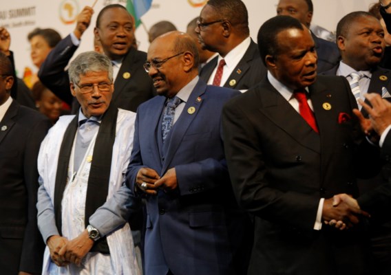 Gezochte president poseert voor groepsfoto op Afrikaanse top 