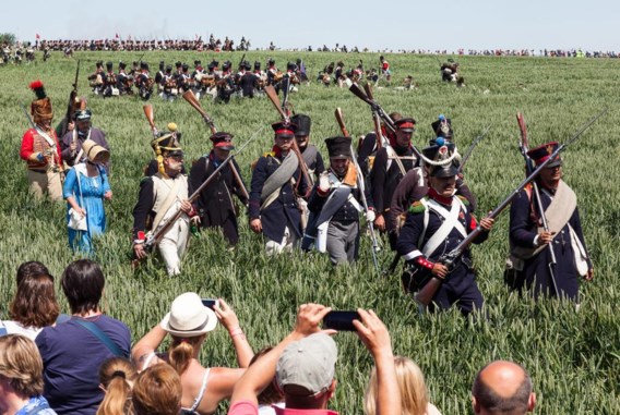 Benny Degeest maakt zelf zijn uniform, want die zijn vaak peperduur.Napoleons reïncarnatie oogst luid applaus.Voor velen maakt het bivak de wat saaie veldslagen goed. Veel bloed of gekerm komt er niet aan te pas, maar het publiek is massaal aanwezig.
