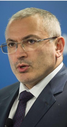 Michail Chodorkovski, de voormalige ceo van het genationaliseerde Yukos, juicht de beslagleggingen toe.