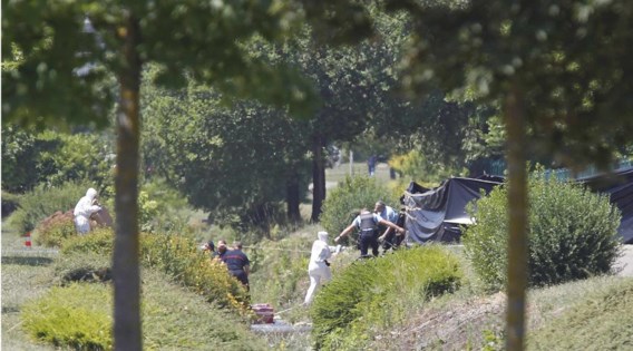 Salhi was bekend bij de werknemers van Air Products, omdat hij er regelmatig kwam leveren. Daardoor kreeg hij gemakkelijk toegang tot het bedrijfsterrein.