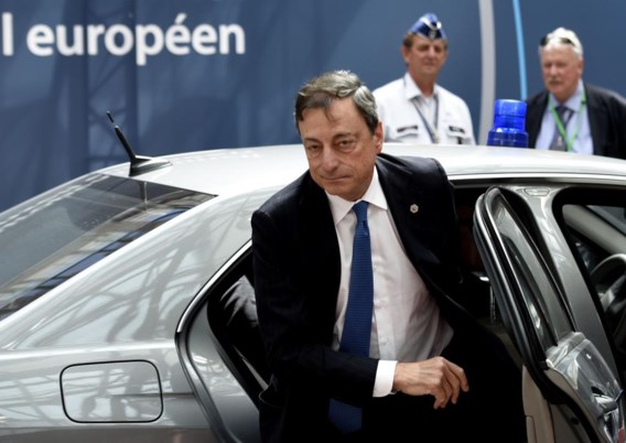 Zolang er geen politieke deal is, beslist Mario Draghi wel of de Griekse banken aan het infuus kunnen blijven. 