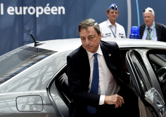 Zolang er geen politieke deal is, beslist Mario Draghi wel of de Griekse banken aan het infuus kunnen blijven.