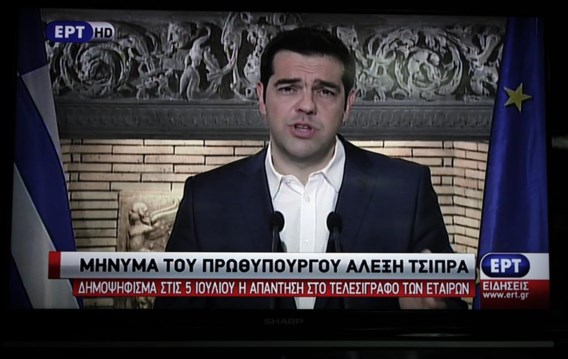 ‘Premier Tsipras kondigt het referendum op tv aan.’
