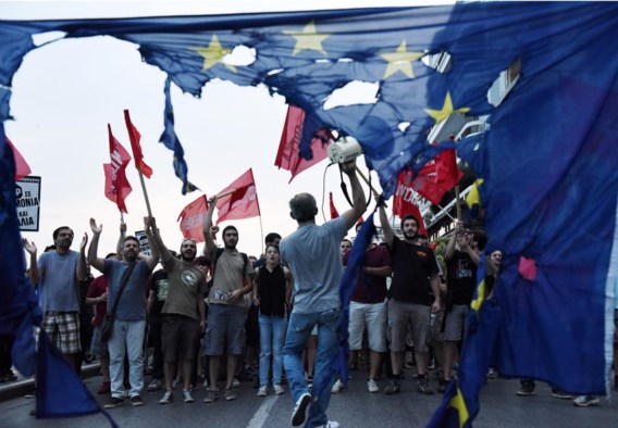 Tijdens een betoging in de noordelijke havenstad Thessaloniki staken linkse demonstranten een Europese vlag in brand. 