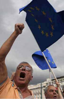 Minstens 20.000 Grieken van het pro-eurokamp betoogden gisteravond in Athene.