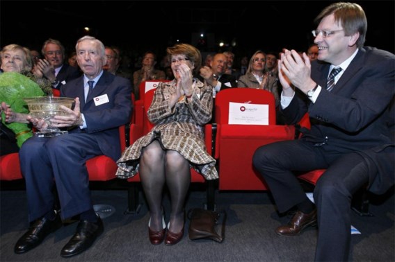 André Leysen mocht in 2007 de Lifetime Achievement Award in ontvangst nemen op de uitreiking van de titel Manager van het Jaar. Toenmalig premier Guy Verhofstadt juicht hem toe.