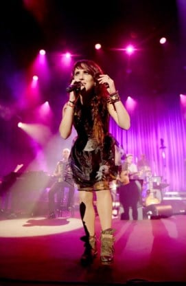 Zaz kwam zingend uit de coulissen.
