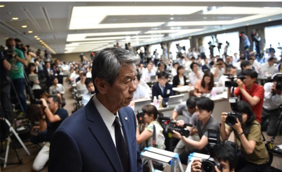 Ceo Hisao Tanaka bekent schuld en kondigt zijn vertrek aan.
