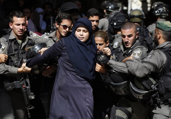 Israëlische politie valt al-Aqsamoskee binnen