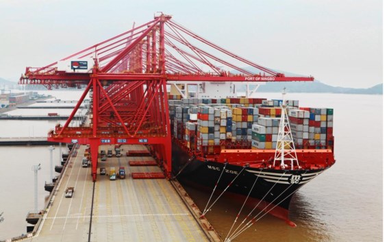 De Zoë in de haven van het Chinese Ningbo, een van de haltes op weg naar Antwerpen.