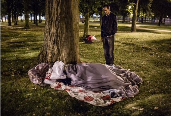 Een aantal asielzoekers bracht de nacht van maandag op dinsdag door in het park vlak bij de Dienst Vreemdelingenzaken.