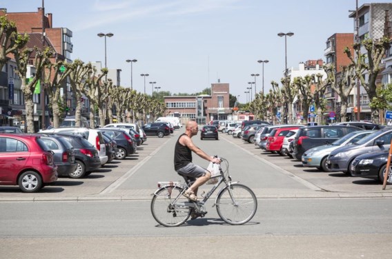 De Grote Markt van Zelzate is een lange parkeerdreef, aangelegd op een gedempt stuk kanaal.