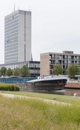De 64 meter hoge toren van het Guldensporencollege overheerst de omgeving. ‘Je kunt er in Kortrijk simpelweg niet aan ontsnappen.’