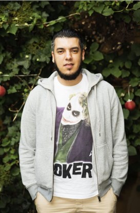 Morad zamelt kledij en allerlei andere spullen in.
