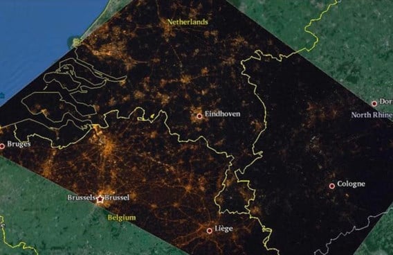 <p>Wij verlichten (de opritten van) al onze grote wegen, de Nederlanders enkele, de Duitsers geen. En dat is vanuit het ruimtestation goed te zien.<span class="credit">Cities at Night project/NASA/ESA</span></p>