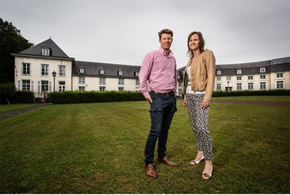 Veerle van Melkebeek en Mark Janssens poseren voor de school in Tervuren, waar vanaf 1 september hoogbegaafde kinderen terechtkunnen.