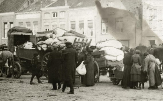 Belgische oorlogsvluchtelingen op de markt van Roosendaal, 1914. 