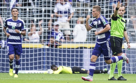 Dennis Praet juicht na zijn verlossend doelpunt voor Anderlecht. De middenvelder speelde eindelijk nog eens een goede match.