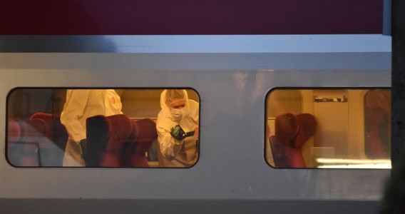 Speurders voeren een sporenonderzoek uit in een wagon van de bewuste Thalys-trein. 