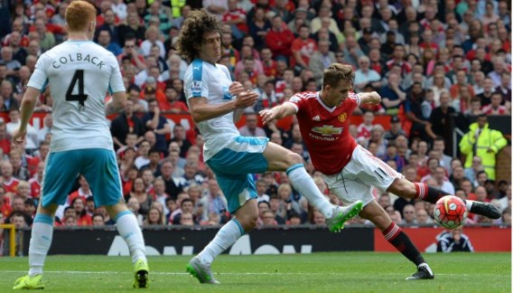 Adnan Januzaj probeert vergeefs de verdediging van Newcastle uit verband te spelen.