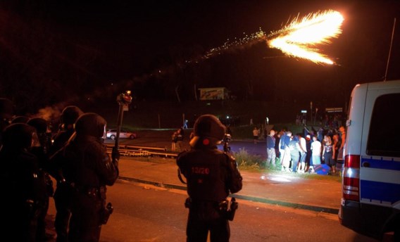In een noodopvangcentrum voor asielzoekers in Heidenau kwam het tot rellen tussen de politie en extreemrechtse demonstranten.