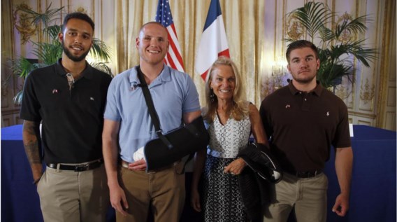 V.l.n.r.: Anthony Sadler, Spencer Stone, de Amerikaanse ambassadrice Jane D. Hartley en Alek Skarlatos.