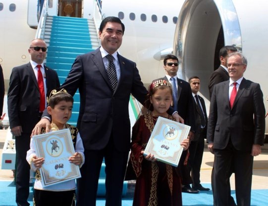 <p>President Berdymoechammedov, vriend van enthousiaste kinderen. <span class="credit">anadolu agency</span></p>