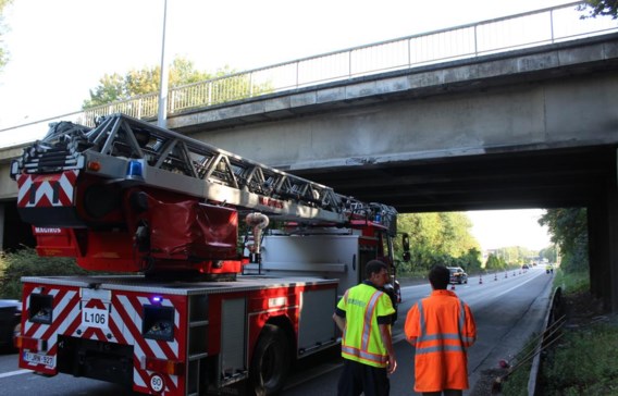 Na een controle bleek de schade aan de brug wel mee te vallen, maar er zijn wel herstellingswerken nodig.