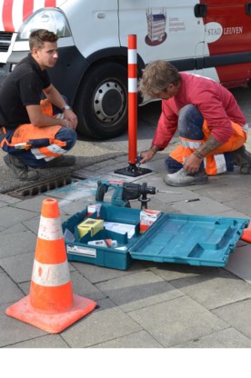 Waar nodig worden paaltjes naast het fietspad gezet.