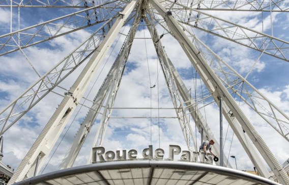 De hoeden zullen dit jaar tijdens Waregem Koerse wel bijzonder opvallend moeten zijn om de blik te onttrekken aan het Franse reuzenrad ‘Roue de Paris’. Kermisondernemer René Bufkens kocht het gevaarte voor 3,5 miljoen euro en bracht het dit weekend met acht vrachtwagens naar België. La Roue de Paris is vooral bekend omdat het jaarlijks prominent in beeld komt tijdens de slotetappe van de Ronde van Frankrijk. Vanaf donderdag kan u er zelf rondjes in draaien, tot en met 6 september.