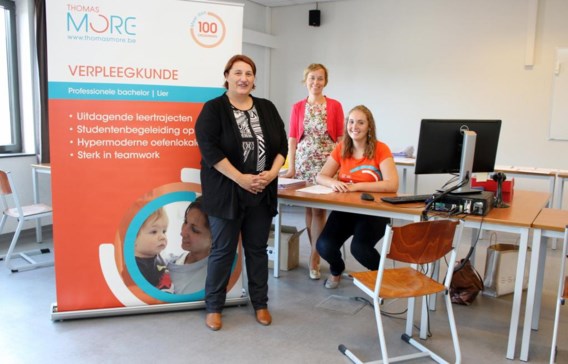 Regiodirecteur Els Van Weert, campusmanager Kristel Thijs en een jobstudente zijn in hun nopjes met het succes van de hogeschool.