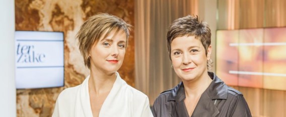 Annelies Beck en Kathleen Cools presenteren ‘Terzake’ in een huiselijk decor. 