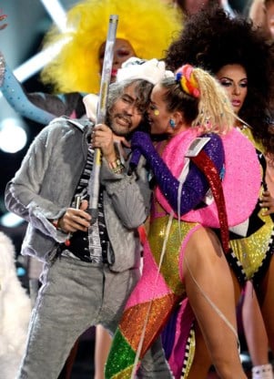 Miley Cyrus met Wayne Coyne, van Flaming Lips.
