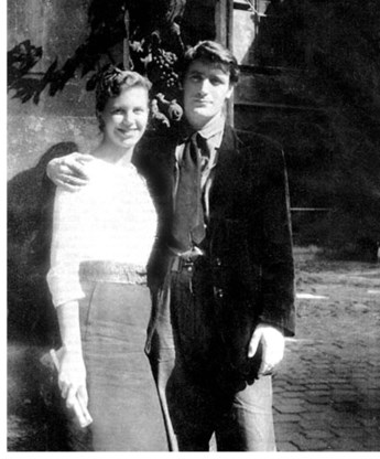 Sylvia Plath en Ted Hughes op huwelijksreis in Parijs in 1956.