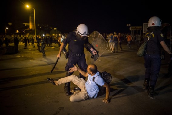 Griekse politie drijft migranten met wapenstok uiteen