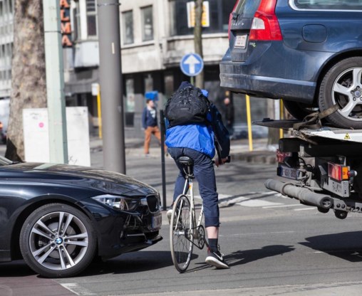 Een fietser wurmt zich in het Antwerpse door het autoverkeer. 