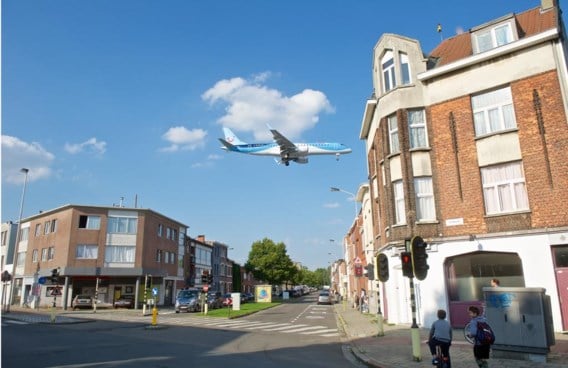 Een landende Embraer van Jetairfly. ‘Het is alsof je de vliegtuigen kan aanraken’, zegt Vlaams parlementslid Ingrid Pira (Groen).