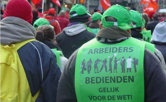 De vakbonden keurden de compromistekst over het eenheidsstatuut goed, maar bleven de uitzondering voor bouwvakkers als discriminatie zien.