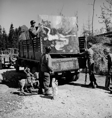 Mei 1945. Amerikaanse soldaten halen de kunstkelder van Hermann Göring leeg.