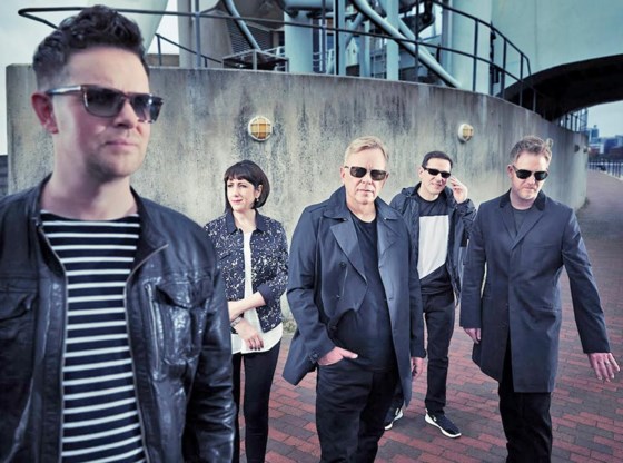 Bernard Sumner (midden): ‘Ik wilde dat Iggy Pop ‘Stray dog’ zong op de nieuwe plaat. Met mijn hoge stem had het nummer bijlange niet zo onheilspellend geklonken.’