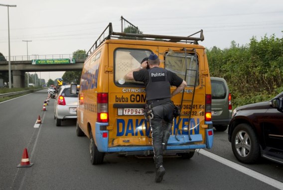 Een agent bekijkt even de laadruimte van een bestelwagen tijdens een politiecontrole in Aalst (archieffoto).