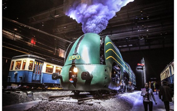 Vlak bij het station van Schaarbeek is alles klaar voor de opening van Trainworld, een nieuw museum over de geschiedenis van het spoor. Vanaf vrijdag kan het grote publiek er een blik werpen op het treinpatrimonium, dat voordien verspreid was over verschillende locaties. De tentoongestelde collectie bevat onder meer 22 locomotieven en rijtuigen met een bijzonder verleden. Het pronkstuk is de ‘Atlantic’ (type 12), een spectaculair ogende aerodynamische locomotief die dateert van eind jaren 30. Het project kost 25 miljoen euro.
