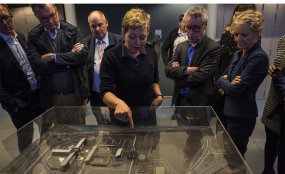 Toelichting bij een maquette van de gevangenis.